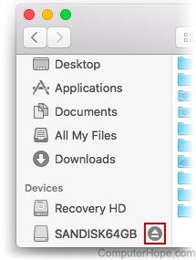 Dans le chercheur macOS, localisez votre clé USB à gauche sous Périphériques, et cliquez sur l'icône d'éjection à côté de son nom.