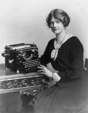 Une femme avec une machine à écrire Underwood