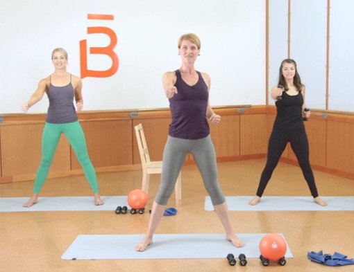 Barre3 combine des mouvements de ballet, de yoga et de Pilates pour créer une routine unique à faible impact