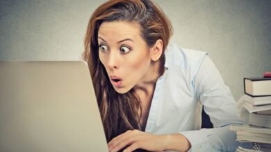 Une femme choquée par un ordinateur