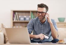 Un homme qui fait des opérations bancaires par téléphone