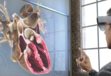 Un homme utilisant l'HoloLens de Microsoft