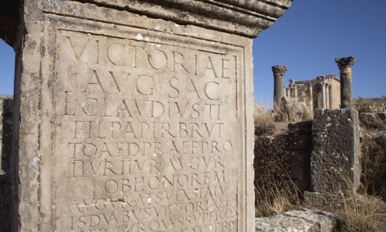 Les polices de caractères romaines proviennent en fait de la Rome antique