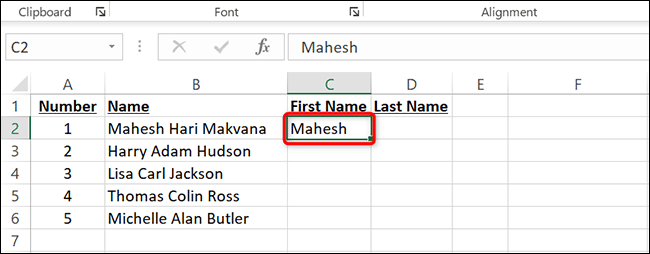 Cliquez sur la cellule C2 et saisissez manuellement le prénom.