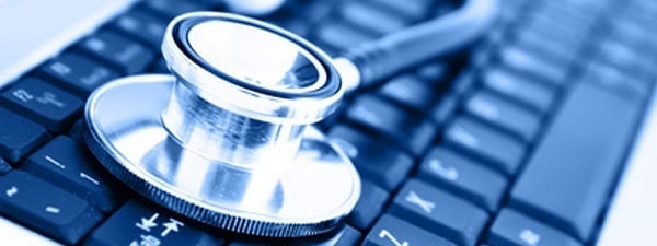 Gros plan du stéthoscope sur clavier d'ordinateur portable Gros plan du stéthoscope sur clavier d'ordinateur portable